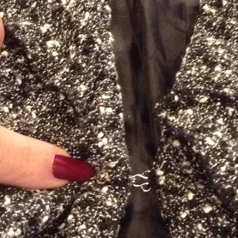 Elegant Ruffled Blazer - Picture 6 of 8